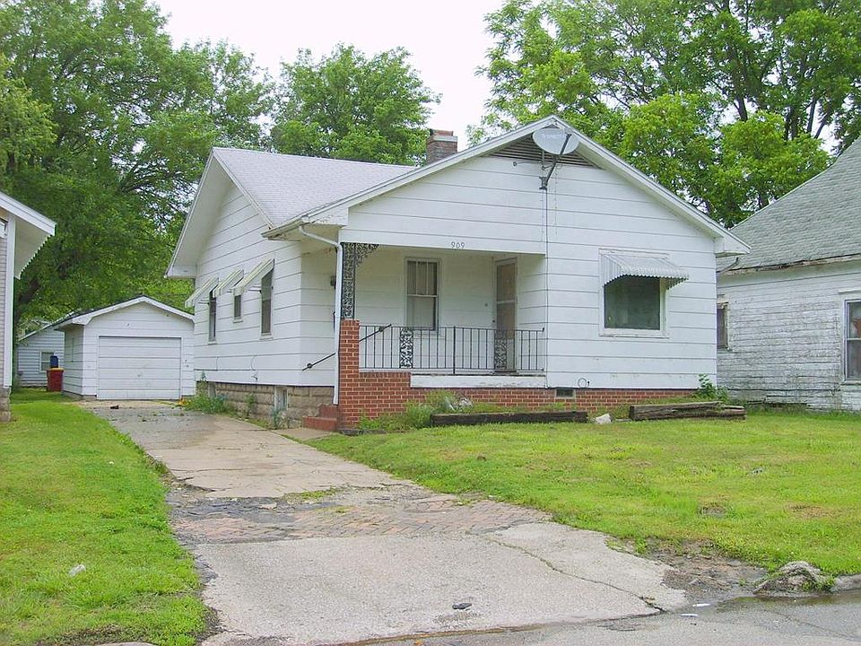 1st image of 909 E 10th St