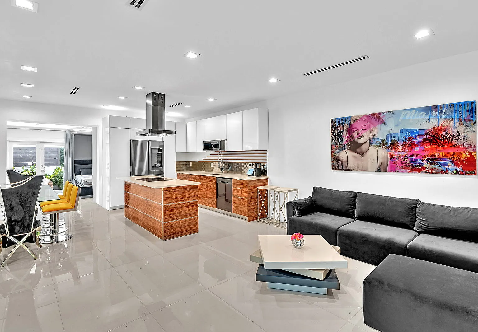 2 bed, 2.0 bath, 1187 sqft, $5,500 — Photo 2