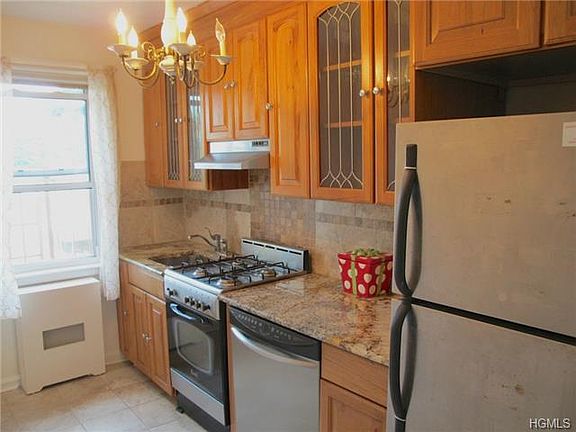 5th image of 32 E Broad St APT D2b
