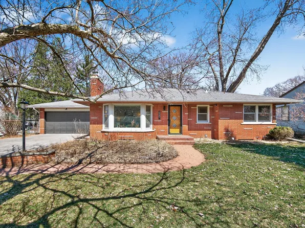 635 Shryer Ave W, Roseville, MN 55113