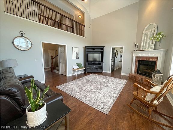 4th image of 2204 Lexington Dr