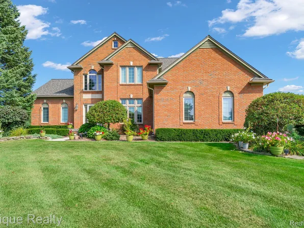 858 Woodside Ct, Lake Orion, MI 48359