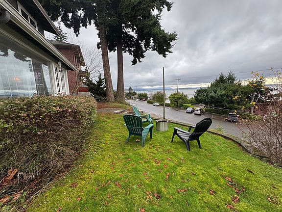 Garden area facing the bay