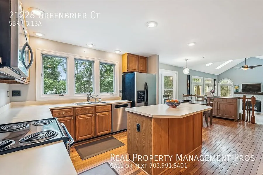 Beautifully Maintained 5-Bedroom Home in Sought-After Ashburn Farm! — Photo 4