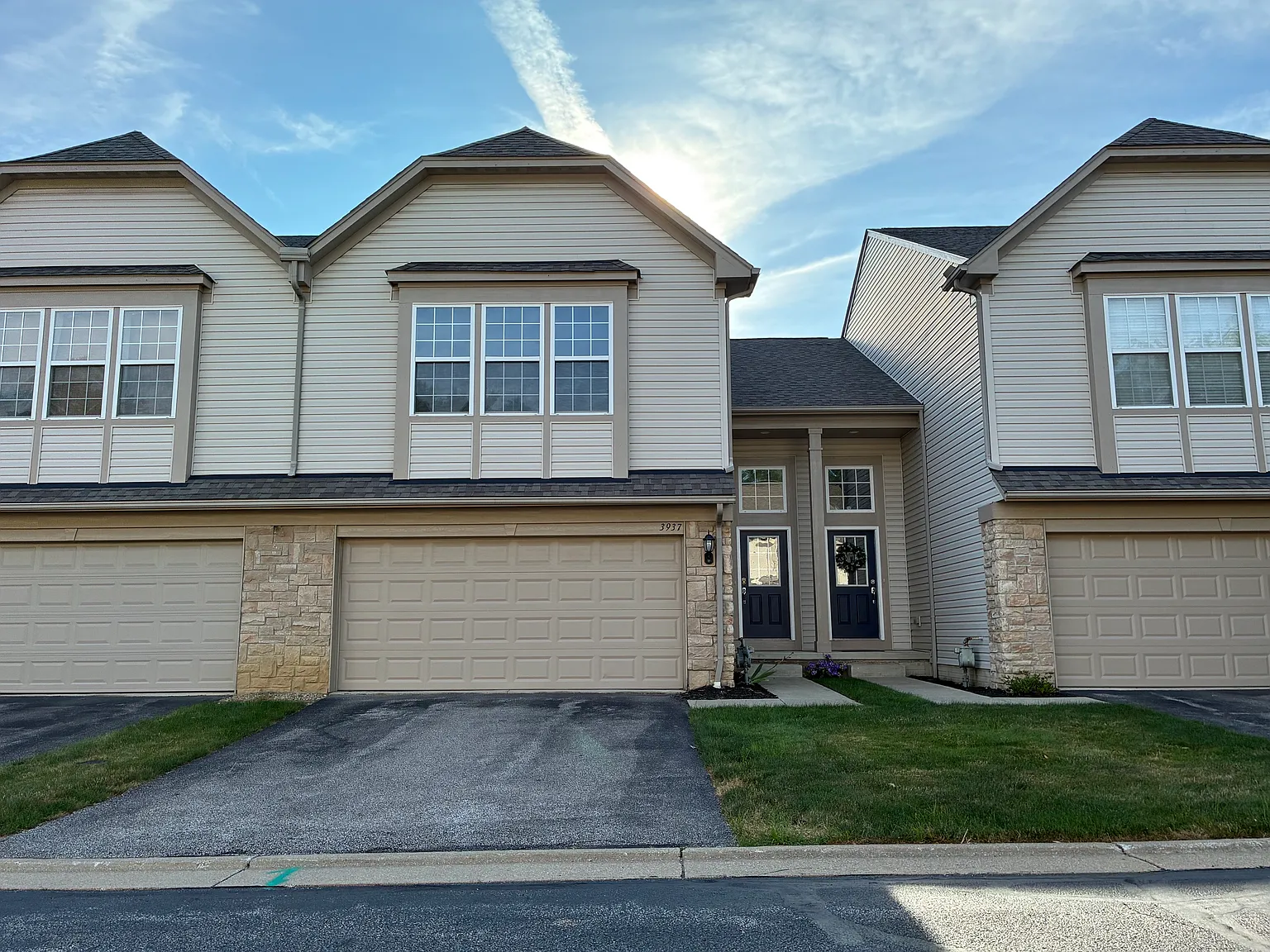 2 bed, 2.5 bath, 1592 sqft, $2,100 — Photo 1