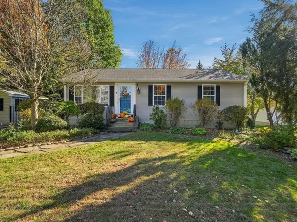 5 Maxine Cir, Easthampton, MA 01027
