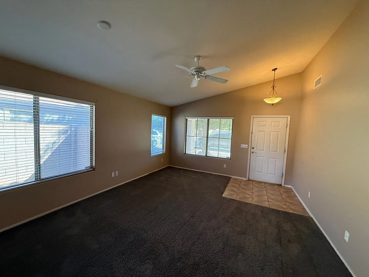 Beautiful 3 Bed, 2 Bath Home In Mesa! — Photo 2