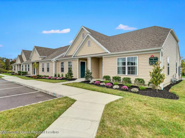 703 E Florence Cir, Farmingdale, NJ 07727