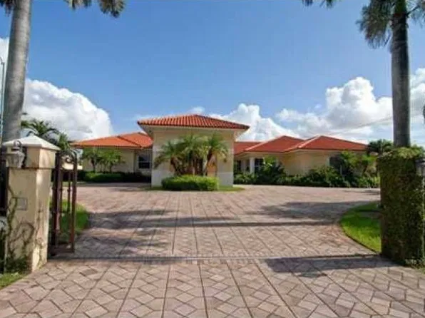 10201 SW 6th St, Sweetwater, FL 33174