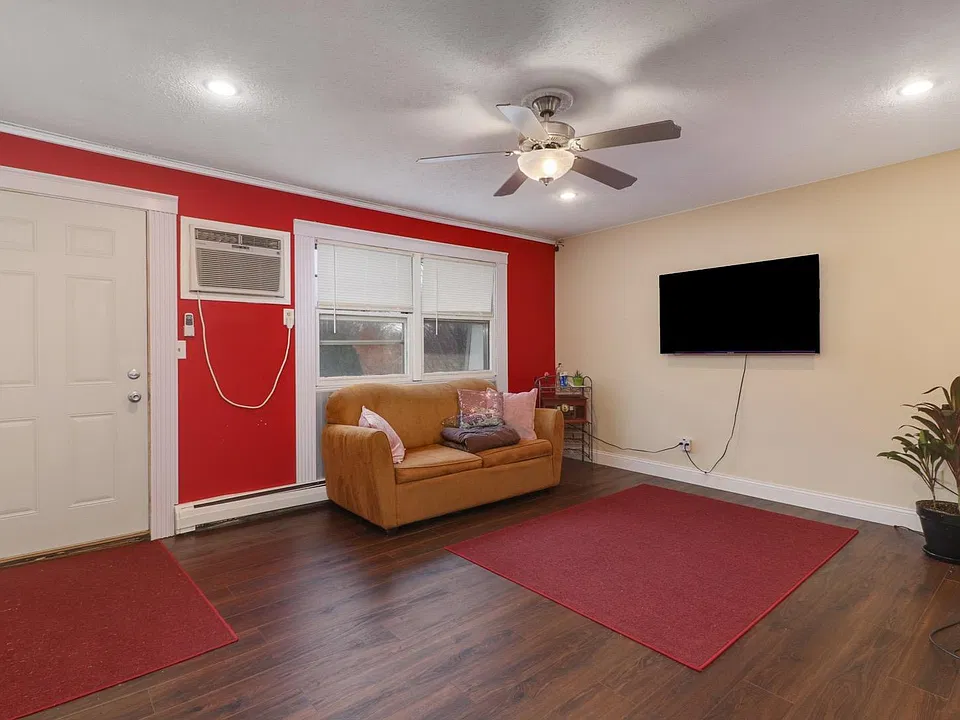 55" SMART TV / SOFA FURNISHED