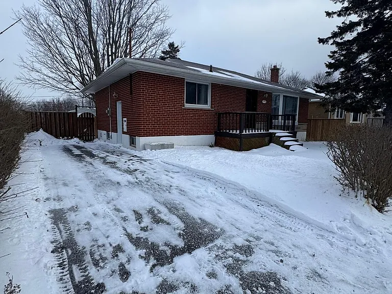 1467 Oxford St — Photo 34