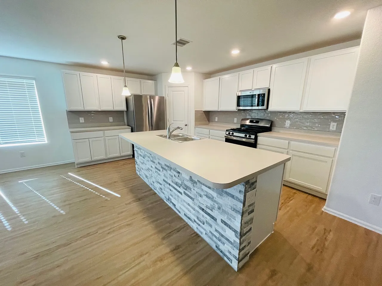 613 Forest Bend Ln — Photo 1