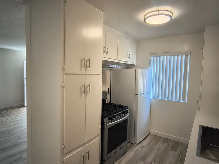 650 Westmount Drive — Photo 26