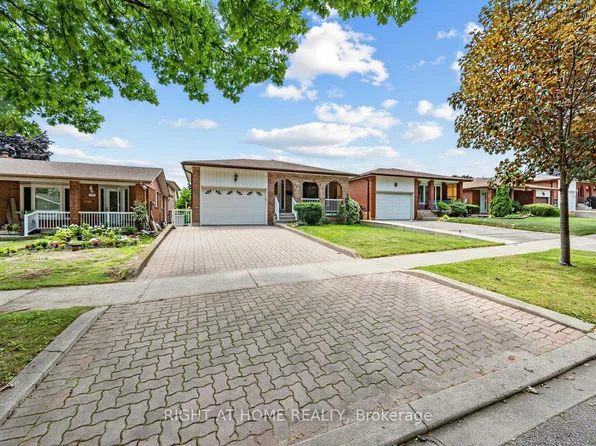 3126 McCarthy Ct, Mississauga, ON L4Y 3Z5