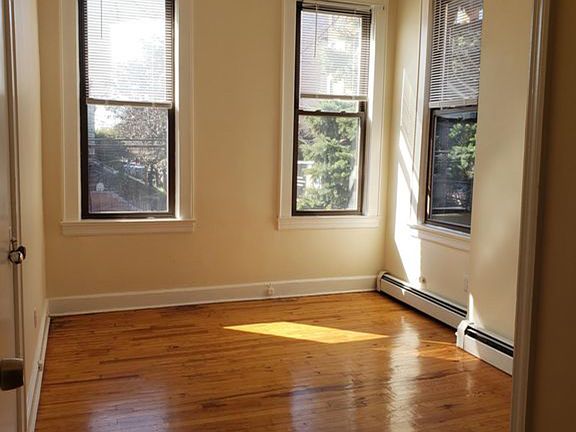 3rd image of 562 1/2 Jersey Ave #2