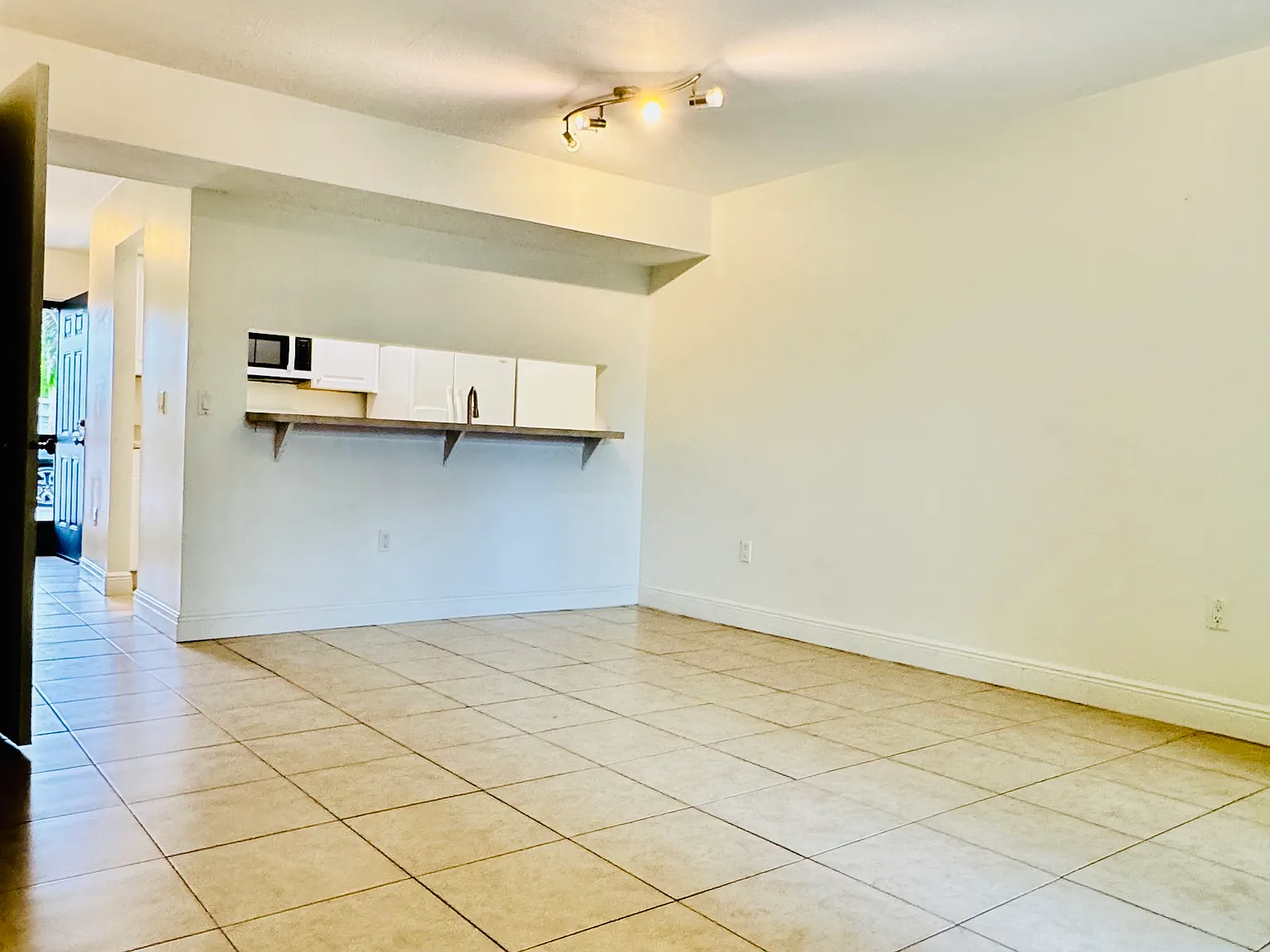 2 bed, 1.5 bath, 1025 sqft, $1,695 — Photo 3