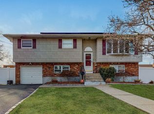 636 Vine St, Babylon, NY 11702