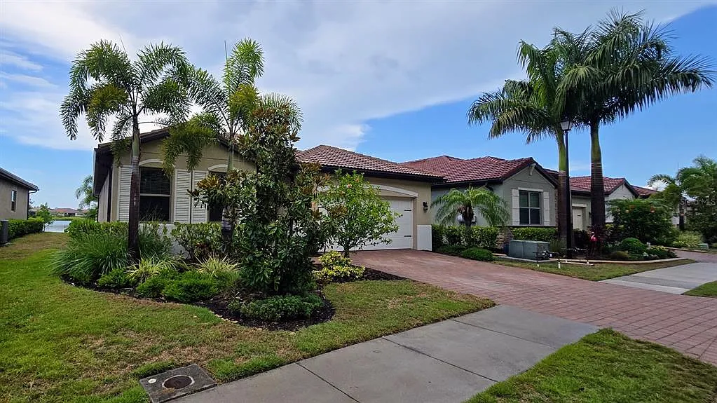 4 bed, 2.0 bath, 2023 sqft, $2,999 — Photo 1