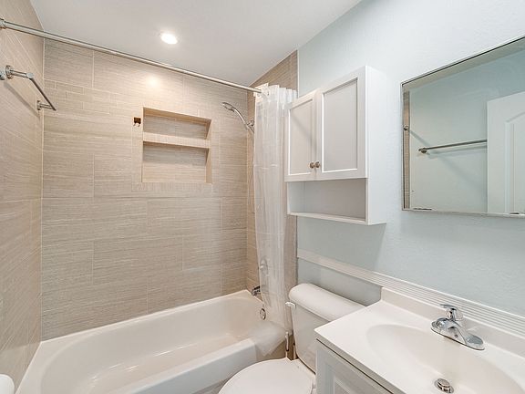 5th image of 1212 Azalea Ct W
