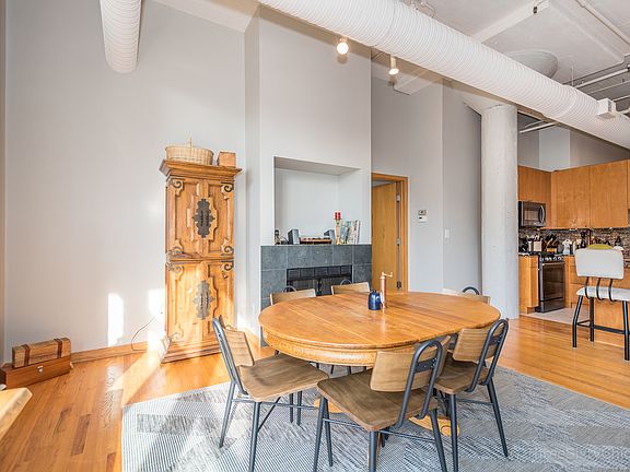 5th image of 547 S Clark St APT 901
