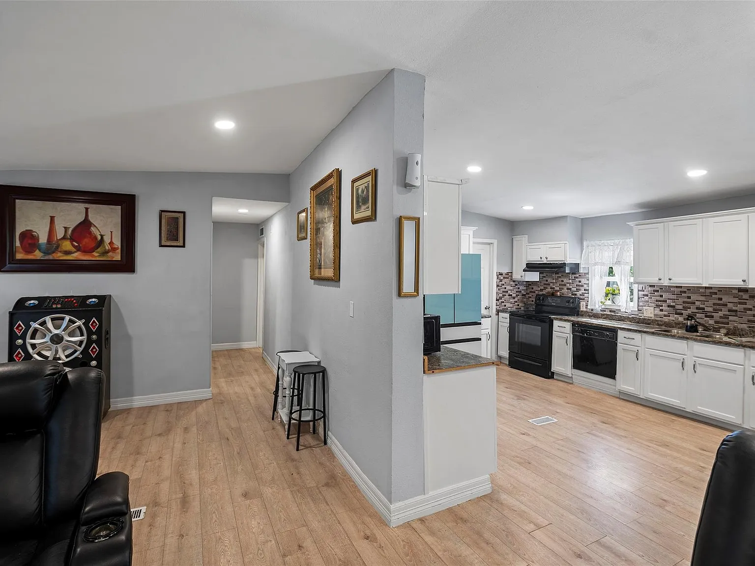 3 bed, 2.0 bath, 1560 sqft, $1,500 — Photo 3