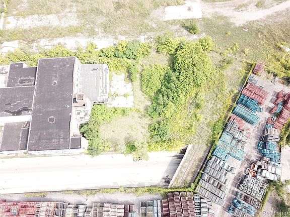 4th image of 6200 Russell St