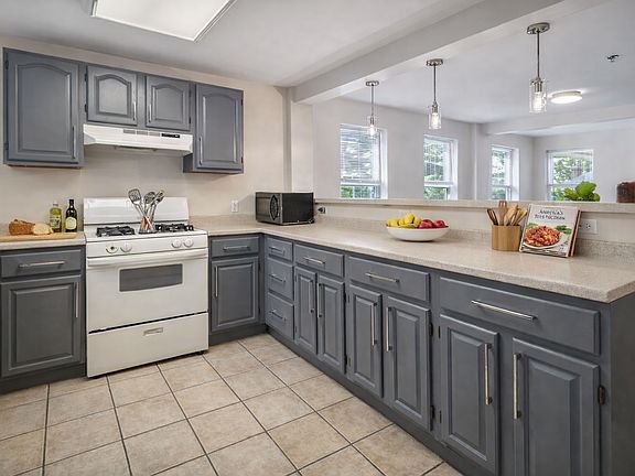 2nd image of 213-215 Columbia St #213-2