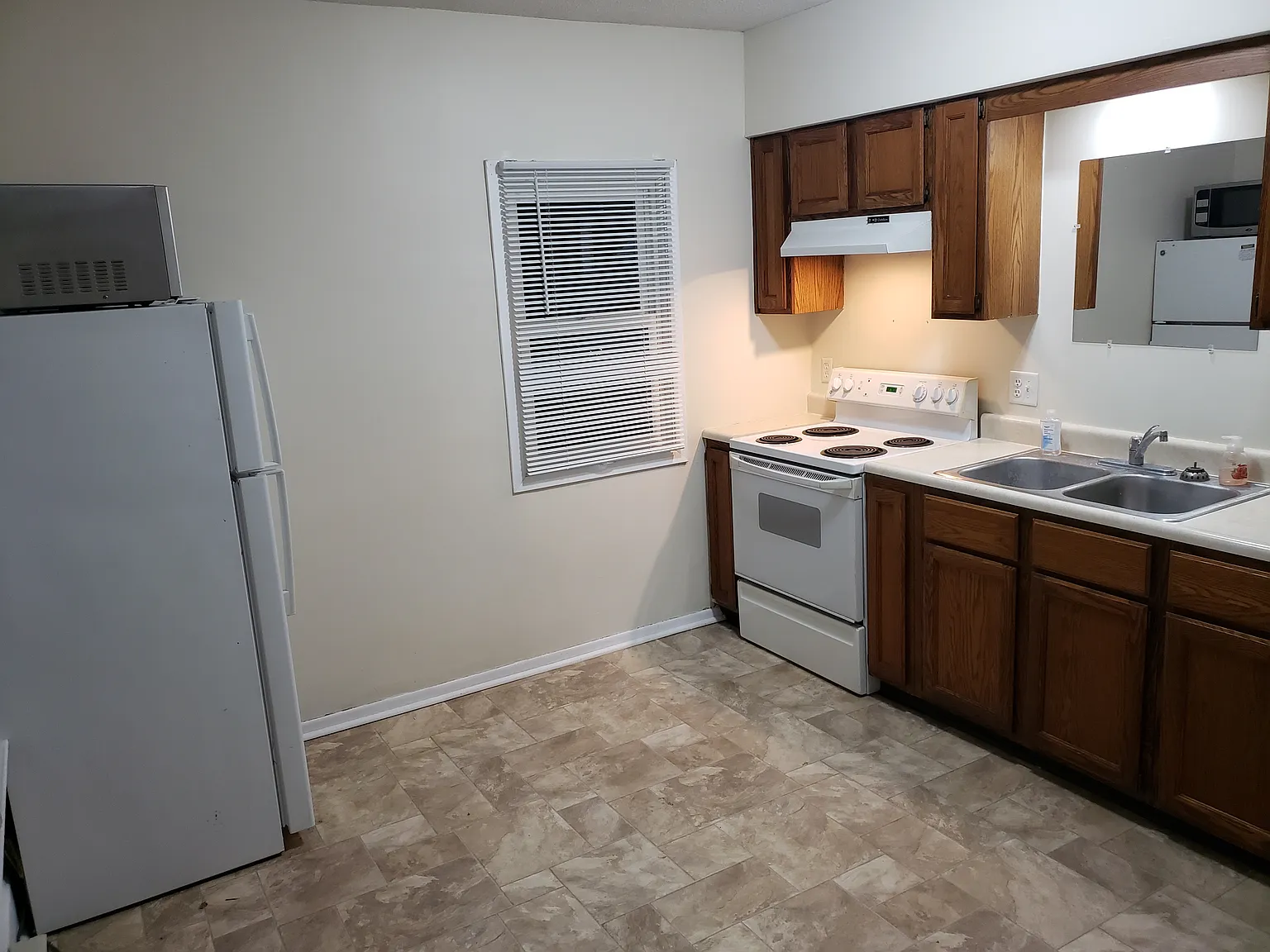 1 bed, 800 sqft, $1,000 — Photo 2