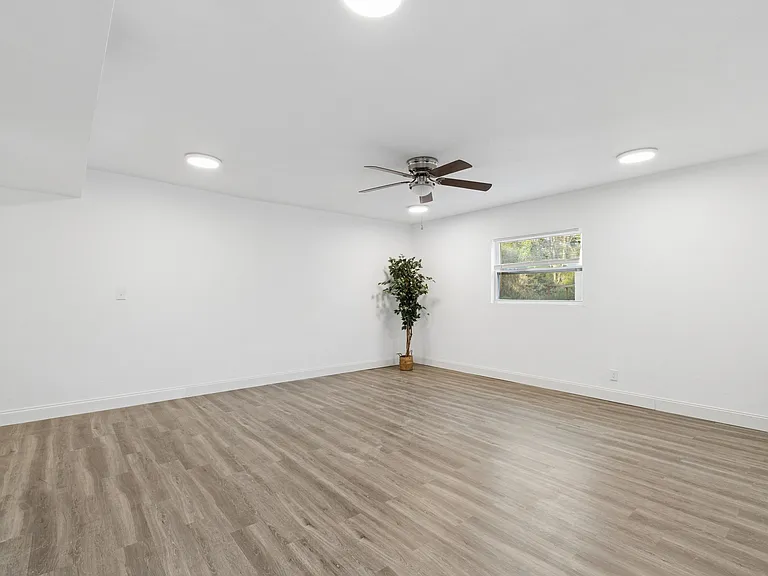 220 NW 33rd Ave — Photo 7