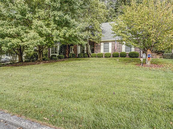 4th image of 333 Roscommon Dr