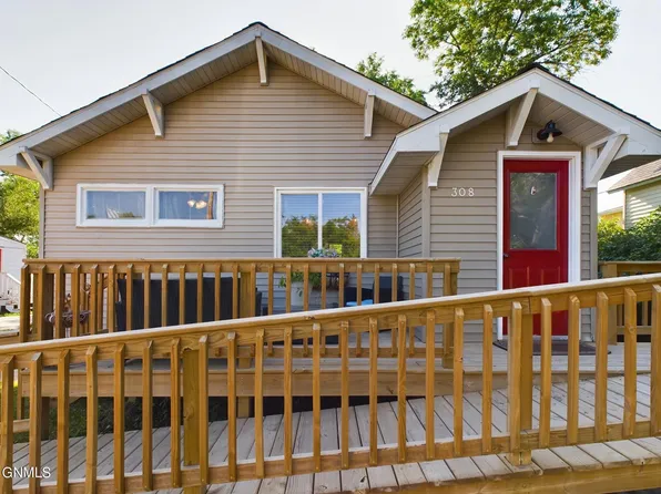 308 3rd St NW, Watford City, ND 58854