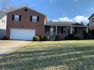 405 Glenview Dr, Lower Burrell, PA 15068