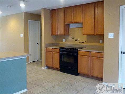4th image of 944 Canary Dr