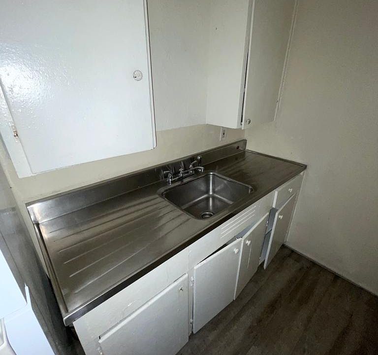 2nd image of 837 N Pilgrim St #6