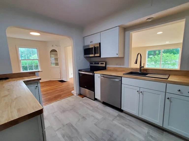 2722 Thompson Ave — Photo 7