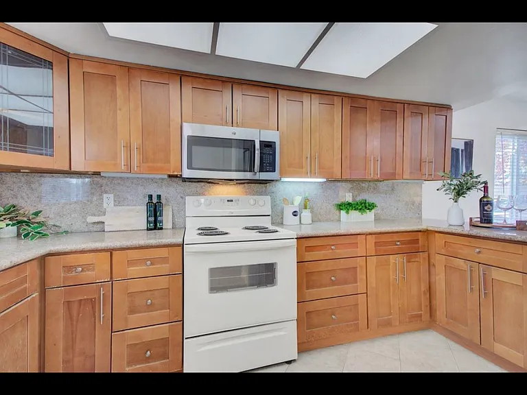 366 Lynn Ave — Photo 5