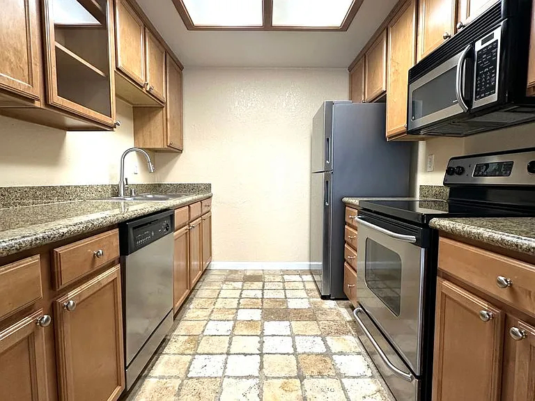 4004 Elmo Loop #D — Photo 3