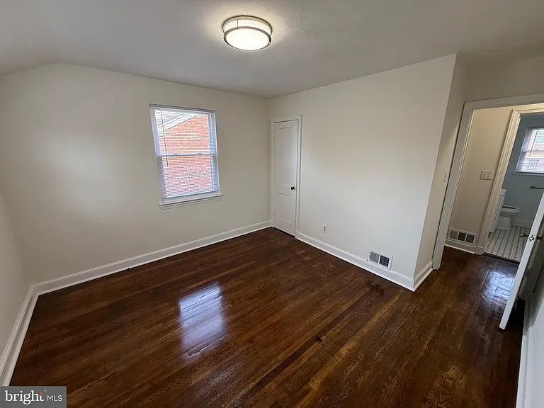 374 Chaplin St SE — Photo 2
