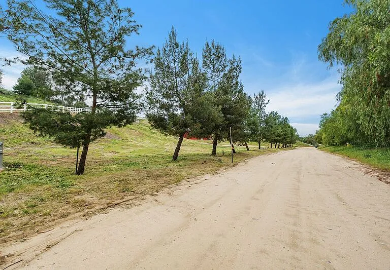 40589 Los Amantes Rd — Photo 31