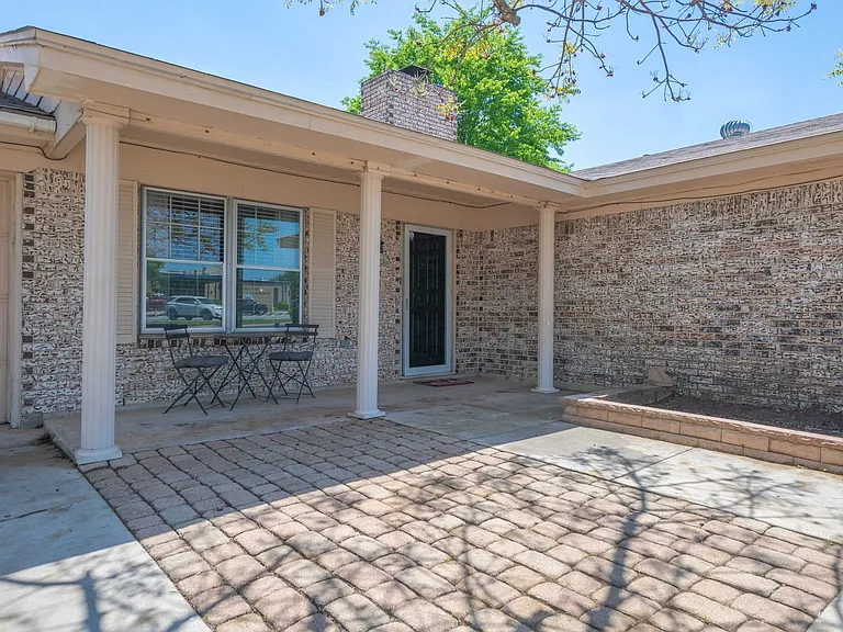 303 Manning Dr — Photo 4
