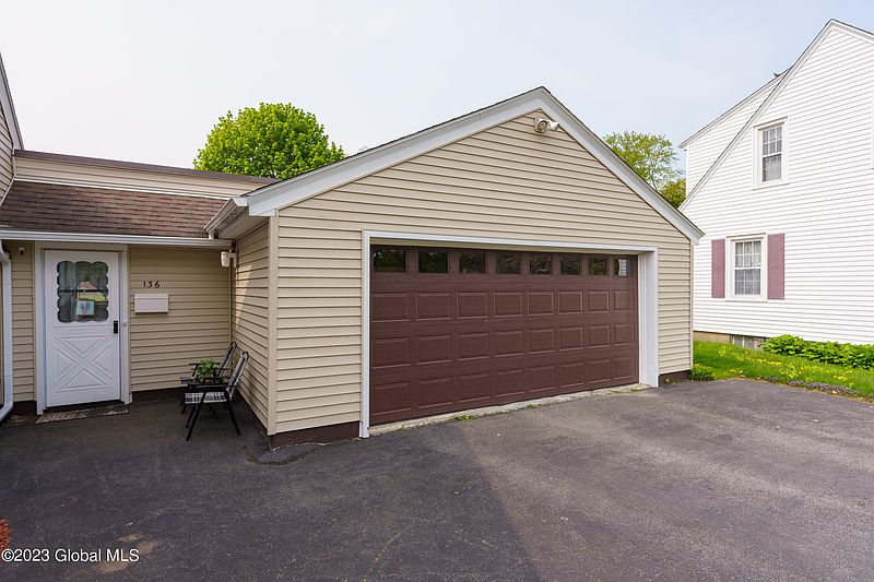 4th image of 136 Clizbe Avenue