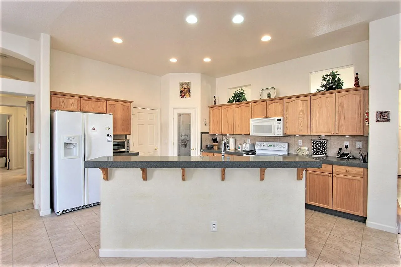 3 bed, 2229 sqft, $3,300 — Photo 2