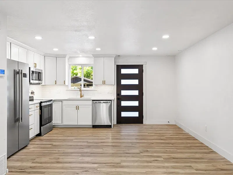 609 W Eastman St — Photo 4