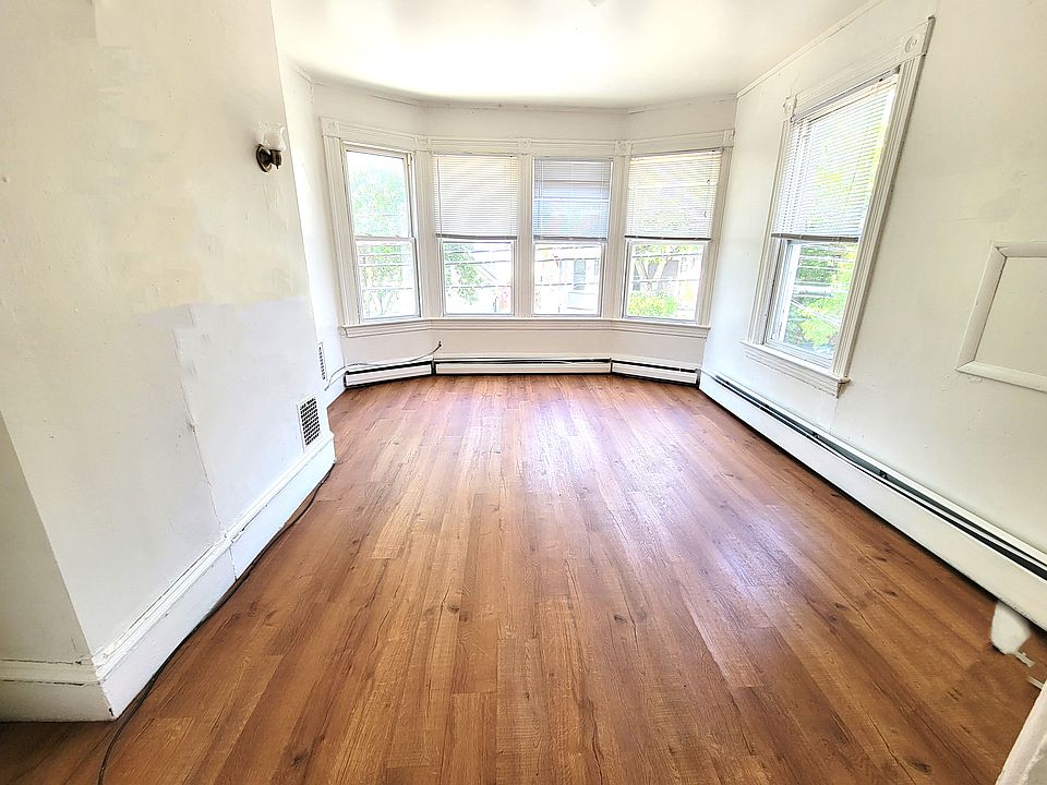 6 BEDROOM large living room with bay windows lots of light