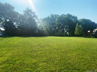 9071 Old Oak Dr, Grand Blanc, MI 48439