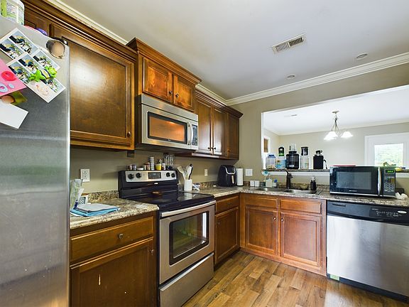 4th image of 806 Bonneville Ln