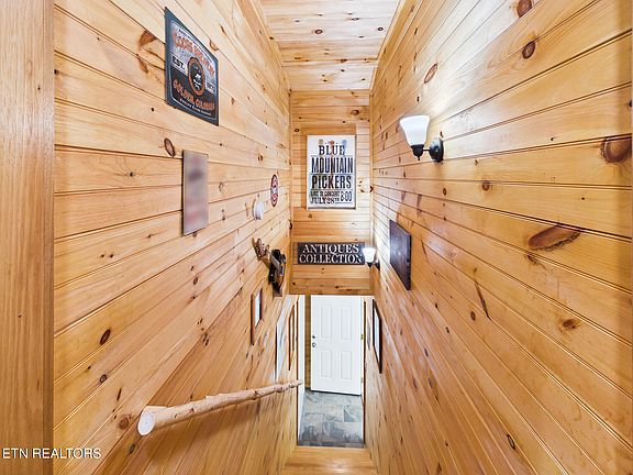 27th image of 113 Rivendell Ln