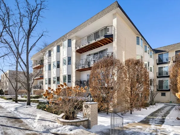 701 Ridge Rd APT 2B, Wilmette, IL 60091
