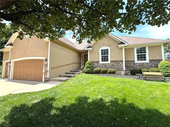 10658 S Emerald St, Olathe, KS 66061