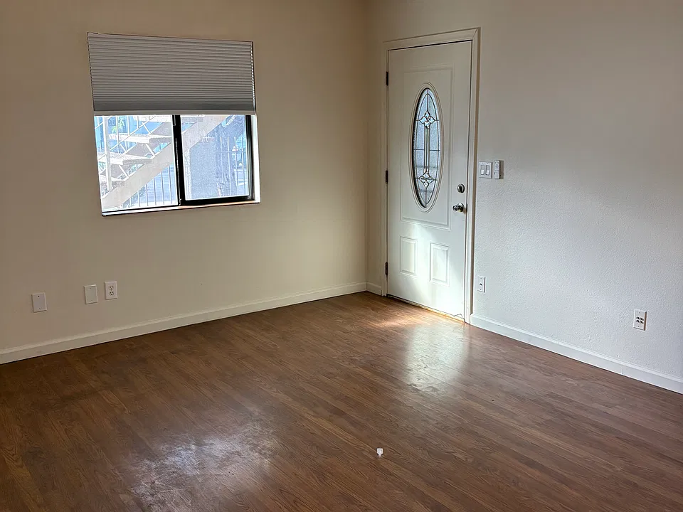 1336 E Mountain View Rd #101